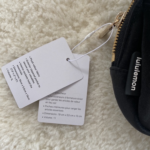 ❤️ Lululemon Velour Everywhere Belt Bag Black Gold NWT - Picture 5 of 7